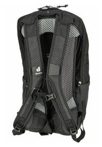 Mochila negra con un panel trasero de malla para ventilación, correas ajustables y cremalleras duraderas. Logo mostrado en el lado.