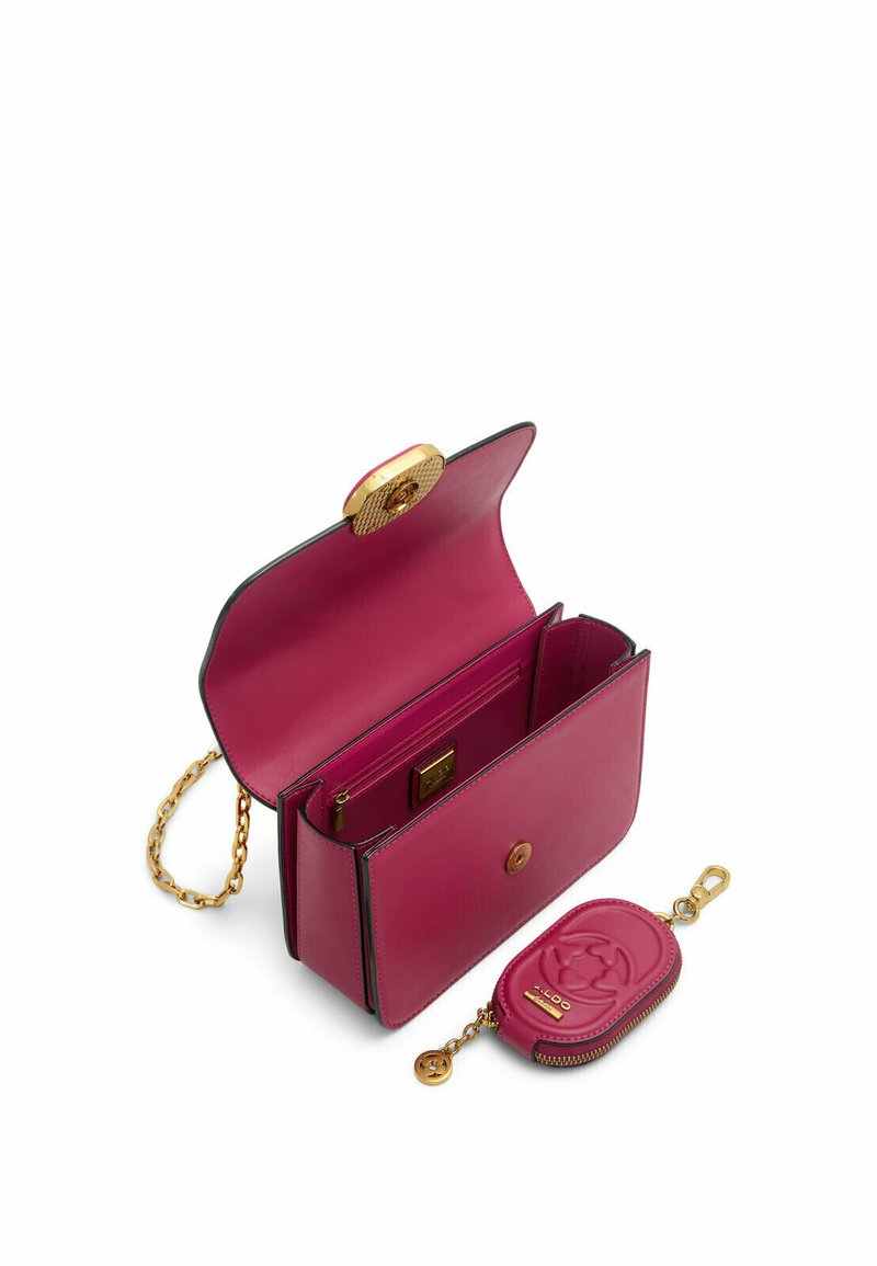 Sac à main en cuir fuchsia avec quincaillerie dorée, bandoulière en chaîne, fermeture magnétique et compartiments intérieurs ; comprend un portefeuille rose assorti.