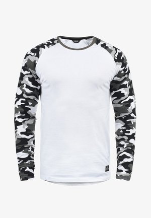 Weißes Langarmhemd mit camouflagemustered Ärmeln in Grau und Schwarz. Verfügt über einen Rundhalsausschnitt und ein dezentes Markenetikett am unteren Ende.