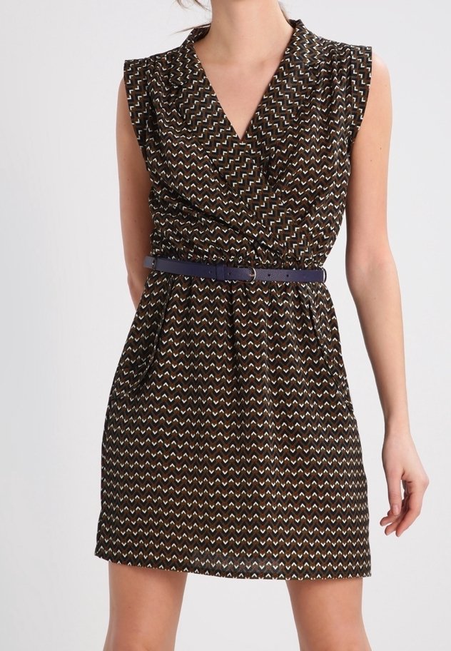 Robe portefeuille marron sans manches avec motif chevron et fine ceinture bleu marine, portée par un mannequin sur fond blanc uni.