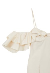 Krémové šaty s volánkovými, bezramenními rukávy, tenkými ramínky a hladkou texturou. Volánky dodávají designu hloubku.