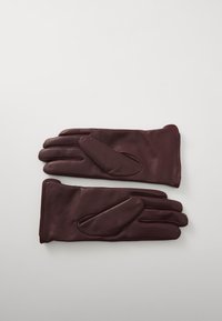 Burgunderfargede skinnhansker med en jevn tekstur, fem fingre, og en karakteristisk detalj på baksiden av hånden. Sømdetaljer er synlige.