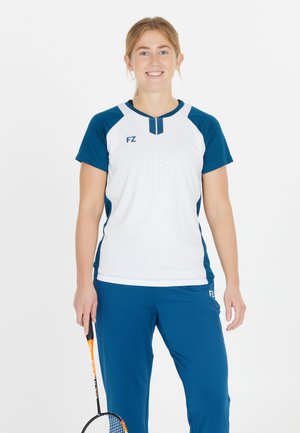 Kortærmet atletisk top i hvid og teal, med et struktureret mønster, rund hals og sidepaneler. Parret med matchende teal bukser.