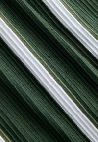 Gros plan sur un tissu côtelé rayé vert, blanc et gris avec des lignes diagonales et un motif tricoté texturé.