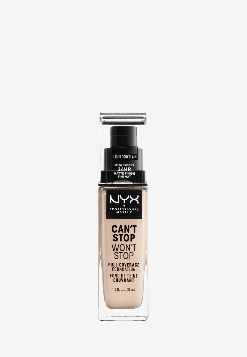 Podkład NYX Can't Stop Won't Stop o pełnym kryciu w odcieniu Light Porcelain. Przezroczysta szklana butelka z czarną pompką i etykietą, matowe wykończenie. 30 mL.