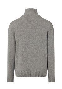 Grauer gestrickter Pullover mit hohem Kragen, geripptem Saum und Bündchen, der eine weiche Textur und eine gleichmäßige Farbe aufweist.