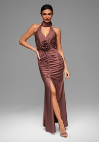 Abito con scollo all'americana in marrone scuro, caratterizzato da tessuto arricciato, un accento floreale in vita e uno spacco alto fino alla coscia. Materiale morbido e leggero.