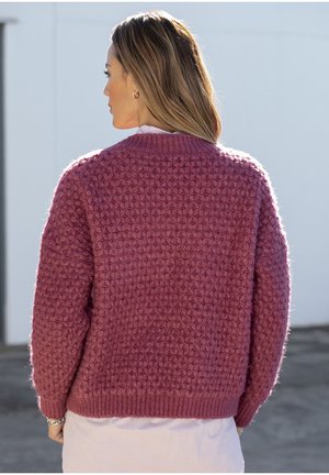 Strickpullover in einem satten Mauveton, mit einem strukturierten Muster, Rundhalsausschnitt und gerippten Bündchen sowie Saum. Weiches Material, lockere Passform.