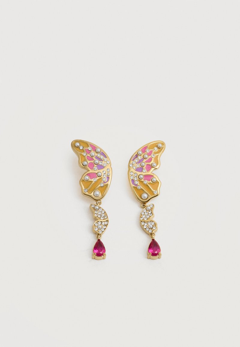 Χρυσά σκουλαρίκια σε σχήμα πεταλούδας με ροζ σμάλτο, ενσωματωμένες πέρλες, διάφανα κρύσταλλα και κρεμαστό ροζ πολύτιμο λίθο σε σχήμα σταγόνας.