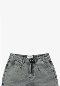 Zwarte denim shorts met een hoge taille, voorzien van zijzakken, een knoopsluiting en subtiele stikseldetails langs de tailleband.