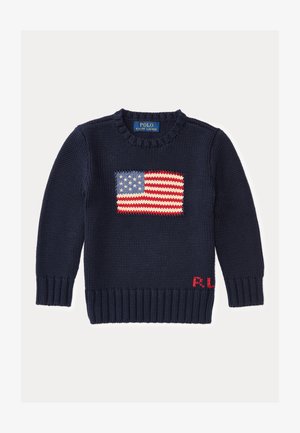 Tamno plavi pleteni pulover s istaknutim izvezenim američkim znakom na prednjoj strani i "R.L." ušivenim crvenom bojom na donjoj strani.