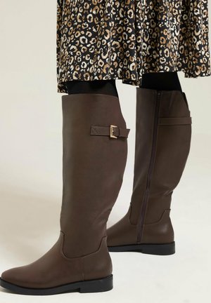 Braune kniehohe Lederstiefel mit einem eleganten Design, ausgestattet mit einer Schnallenakzentuierung und einem seitlichen Reißverschluss für einfaches Anziehen.