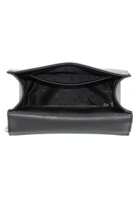 Cartera de cuero negra abierta, mostrando un interior espacioso con forro de tela y un pequeño bolsillo con cremallera en el interior.