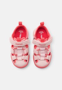 Sandali per bambini rosa con tomaia in rete traspirante, strap regolabile in Velcro e suola in gomma con fori per la ventilazione.