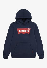 Mörkblå hoodie med kängurufickor, ribbade muddar och en stor röd Levi's-logotyp på framsidan. Tillverkad av mjukt, strukturerat tyg.