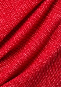 Rood gebreide stof met een gestructureerd patroon, met een glad oppervlak en gelijkmatig verdeelde steken. Zachte uitstraling en levendige kleur.