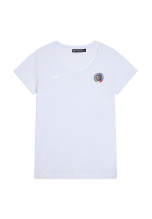 Camiseta blanca de manga corta con cuello redondo, pequeño logo en el pecho izquierdo y nombre de la marca "Freddy" en la parte superior izquierda.