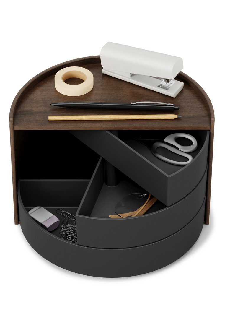 Organisateur de bureau rond avec une finition mate foncée, un dessus en bois et plusieurs compartiments contenant des fournitures de bureau comme des ciseaux, du ruban adhésif et des stylos.