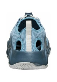 Blauwe sportieve schoen met een ademend bovenwerk van mesh, rubberen hak en tekstuurzool. Voorzien van een witte trekband en uitsparingen voor ventilatie.