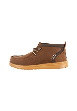 Scarpa casual in pelle marrone alla caviglia con suola marrone chiaro, allacciatura frontale e dettagli marrone scuro intorno al colletto e al tallone.