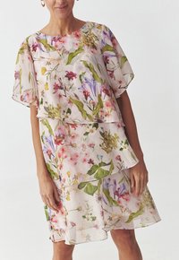 Robe florale en tissu léger avec des manches courtes. Présente un design en couches, un fond rose et divers motifs de fleurs colorées.