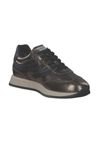 Sneaker en bronze avec un dessus texturé, des accents noirs, un laçage à l'avant et une semelle beige légère ; possède un nez arrondi et une semelle extérieure en caoutchouc.
