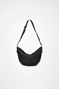 Črna ramenska torbica iz gladkega materiala, z ukrivljeno obliko in nastavljivim trakom, z zadrgo za odpiranje ter subtilnimi poudarki.
