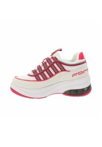 Baskets blanches avec des accents rouges et bleus, dotées d'une languette rembourrée, d'un design rayé et d'une semelle épaisse et rembourrée avec une section transparente.