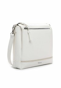 Hvid skuldertaske i læder med struktureret form, sølvfarvet beslag, lynlås øverst og en vandret accentstribe ved bunden.