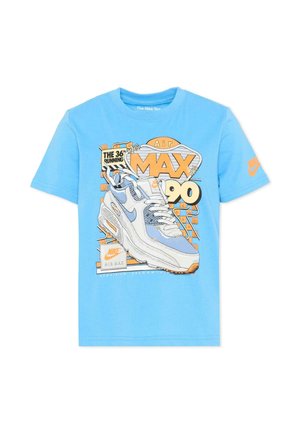 Jasnoniebieska koszulka z grafiką białego i pomarańczowego buta Nike Air Max 90 oraz napisem "MAX 90" i logo Nike.