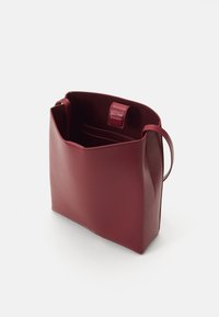 Calvin Klein PAPER BAG CROSSBODY  - Borsa a tracolla - mahogany