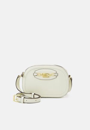 Pequeño bolso bandolera de cuero blanco con correa ajustable, hebilla dorada y detalle decorativo de cadena en la parte delantera.