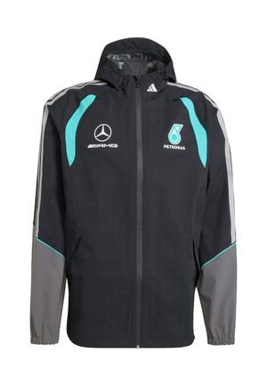 Černá nepromokavá bunda se šedými a tyrkysovými akcenty. Má kapuci, přední zip a loga Mercedes AMG a Petronas na hrudi.