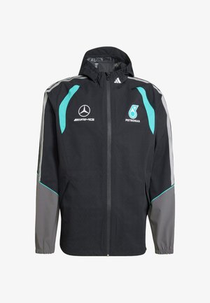 Musta vedenpitävä takki, jossa on harmaat ja sinivihreät yksityiskohdat. Siinä on huppu, etutalja ja logot: Mercedes AMG ja Petronas rinnassa.