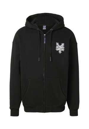 Fekete cipzáras kapucnis pulóver elülső zsebekkel, húzózsinóros kapucnival és fehér absztrakt emblémával a bal mellrészen.