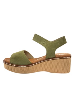Sandalias de cuña de ante verde con una amplia tira frontal, tira en el tobillo y plataforma con textura trenzada. Presenta una suela marrón claro y detalles de costura.