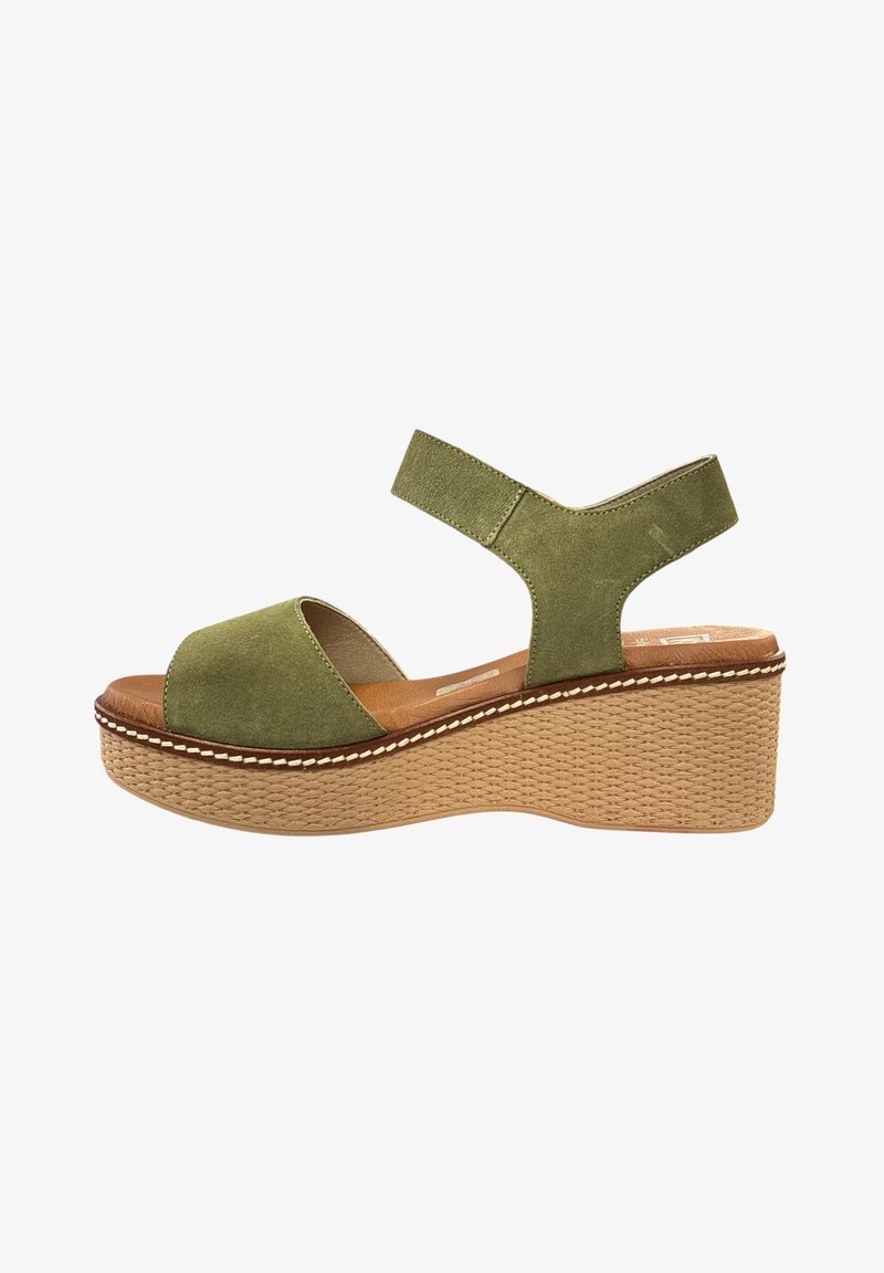 Sandales compensées en suede vert avec une large bride avant, une bride de cheville et une plateforme à texture tissée. Présente une semelle marron clair et des détails de couture.
