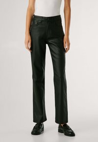 Pantaloni neri in ecopelle con design a gamba dritta, dotati di tasche frontali, chiusura con bottone e una texture liscia e lucida.