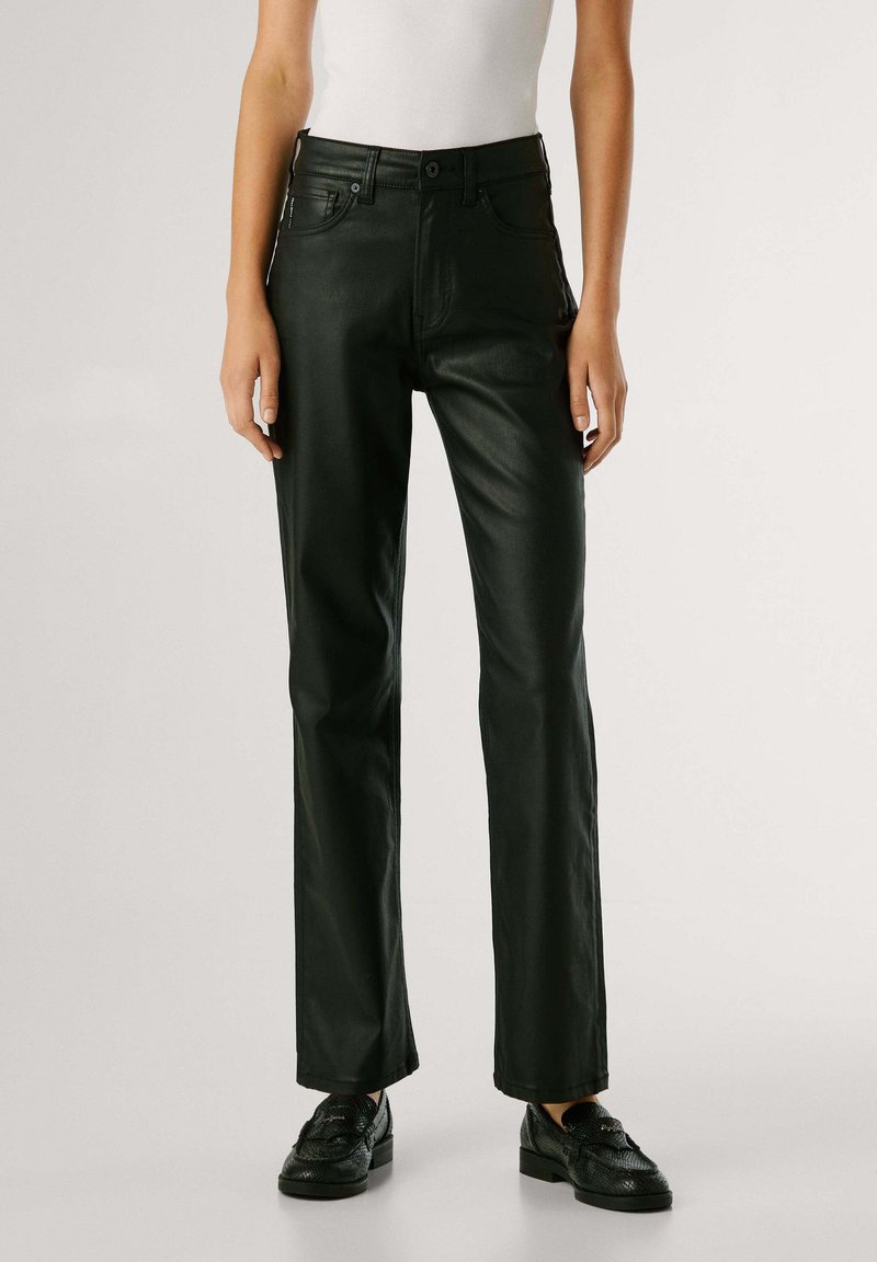Pantaloni neri in ecopelle con design a gamba dritta, dotati di tasche frontali, chiusura con bottone e una texture liscia e lucida.