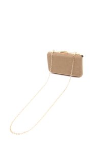 Pochette rectangulaire beige en suède avec une lanière en chaîne dorée. Elle est dotée d'un fermoir doré et d'une texture lisse, adaptée aux occasions formelles.