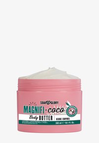 Pot en plastique rose de beurre corporel, avec un couvercle blanc et une texture crémeuse. L'étiquette indique le nom du produit, les ingrédients et un volume de 300 ml.