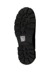 Semelle de botte noire robuste avec des crampons profonds et des motifs triangulaires, comportant un petit carré réfléchissant près de la zone de la voûte plantaire.