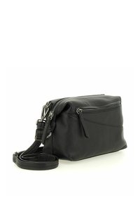 Bolso de hombro cruzado de cuero negro con superficie texturizada, compartimentos con cremallera, correa ajustable y acentos en tono plateado.