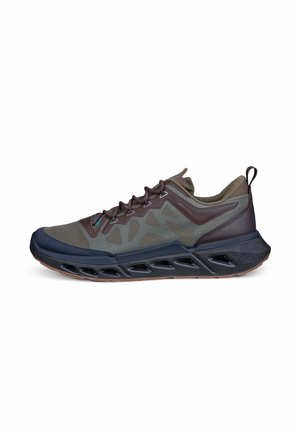 Baskets de sport vert olive foncé et noir avec empeigne en mesh, semelle ventilée unique et languette à l'arrière, vues de profil extérieur.
