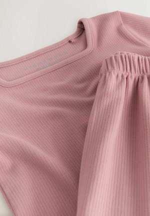 Geribbelde roze nachtset bestaande uit een T-shirt met korte mouwen en een ronde halslijn, en bijpassende elastische broek. Soepele textuur, minimale details.