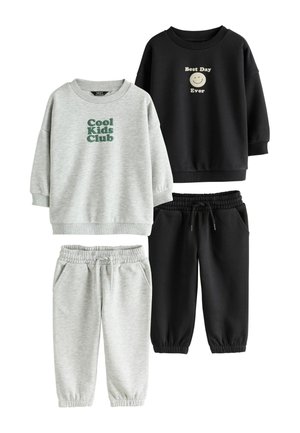 Dwa dziecięce dresy, jeden szary z napisem "Cool Kids Club", a drugi czarny z "Best Day Ever" i uśmiechniętą buźką, oba z pasującymi elastycznymi spodniami.