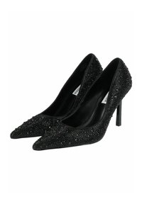 Zapatos de tacón alto negros, con punta afilada y superficie texturizada adornada con pequeñas cuentas decorativas, y un elegante tacón de aguja.