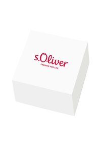 Scatola rettangolare bianca con il logo rosso "s.Oliver" e il testo "FASHION FOR LIFE" stampato sotto. Superficie liscia.