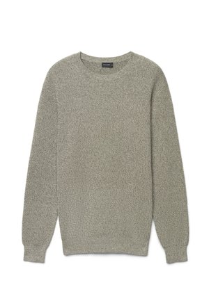 Pull gris clair texturé à manches longues avec col rond, poignets et ourlet côtelés, posé à plat sur un fond blanc.