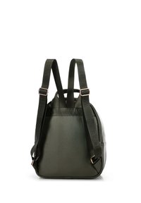 Zaino in pelle verde con texture, dotato di spallacci regolabili, con una forma arrotondata e dettagli in acciaio inossidabile rosa. 